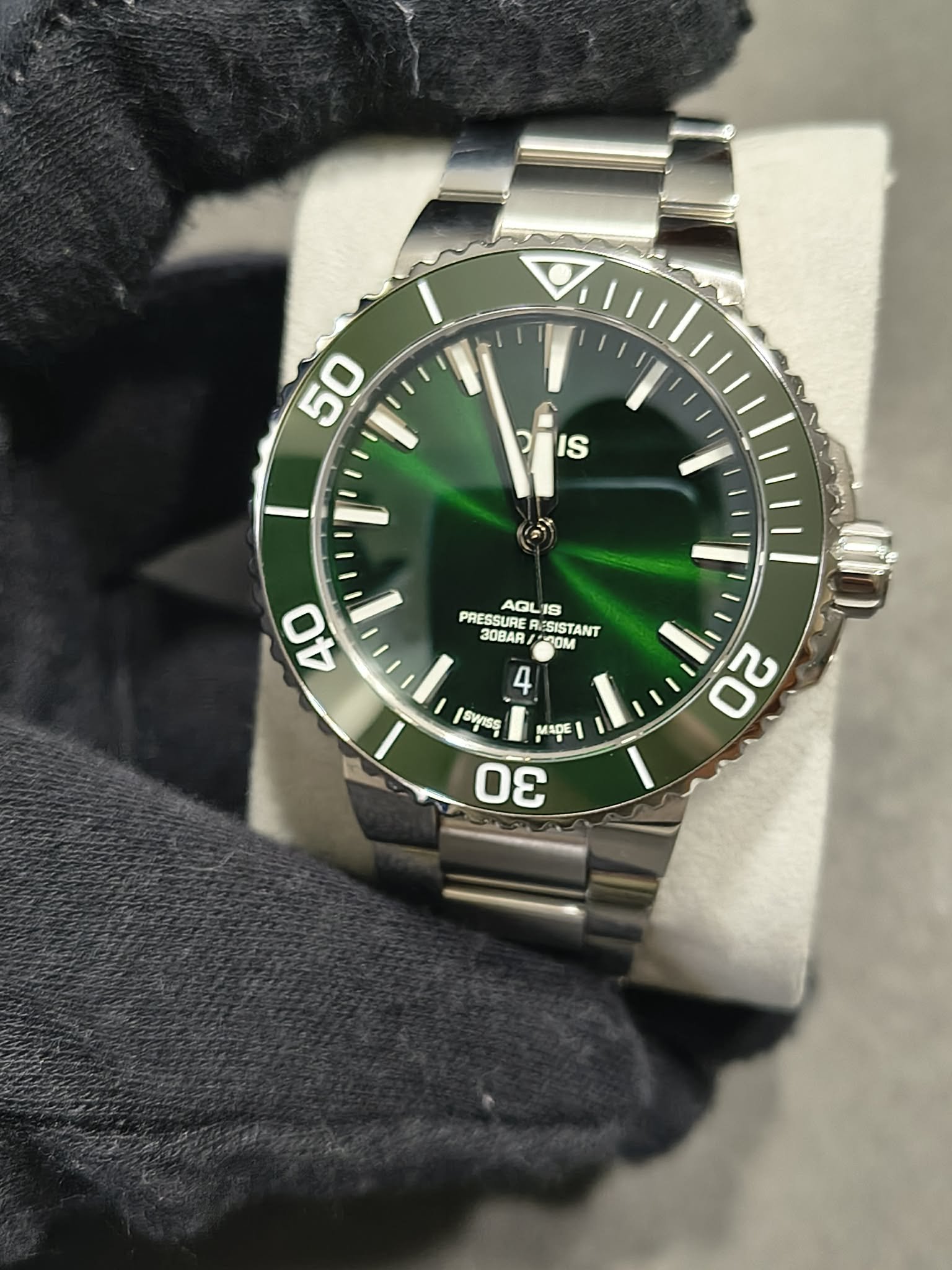 Oris Aquis Date 41.5mm Green (Ref. 01 733 7766 4157-07 8 22 05PEB) - Image 8