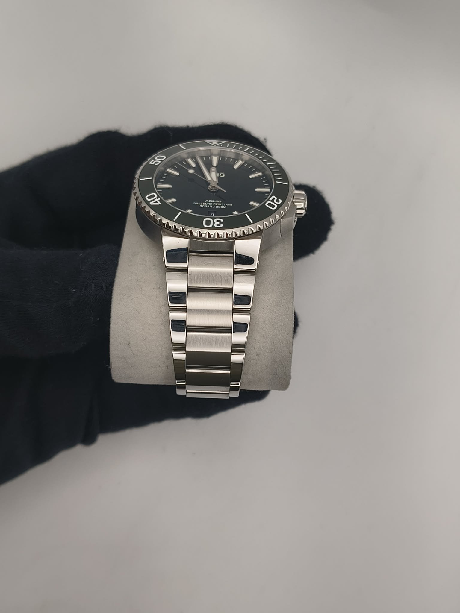 Oris Aquis Date 41.5mm Green (Ref. 01 733 7766 4157-07 8 22 05PEB) - Image 9