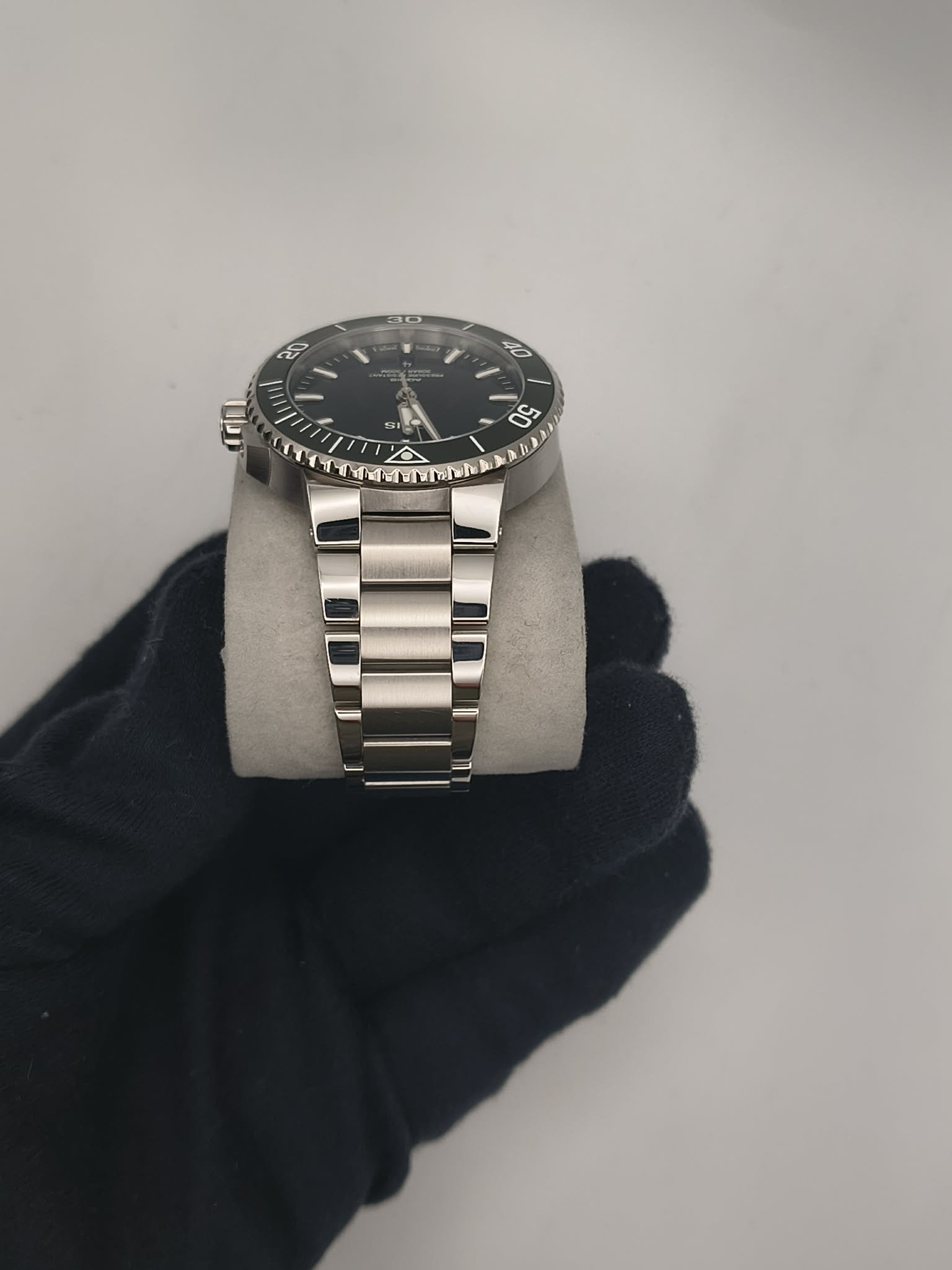Oris Aquis Date 41.5mm Green (Ref. 01 733 7766 4157-07 8 22 05PEB) - Image 2